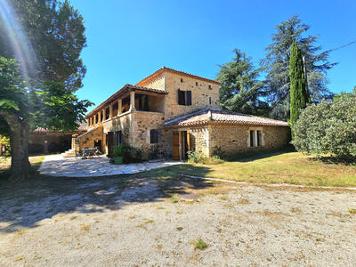 Maison - 220 m² - 7 pièces