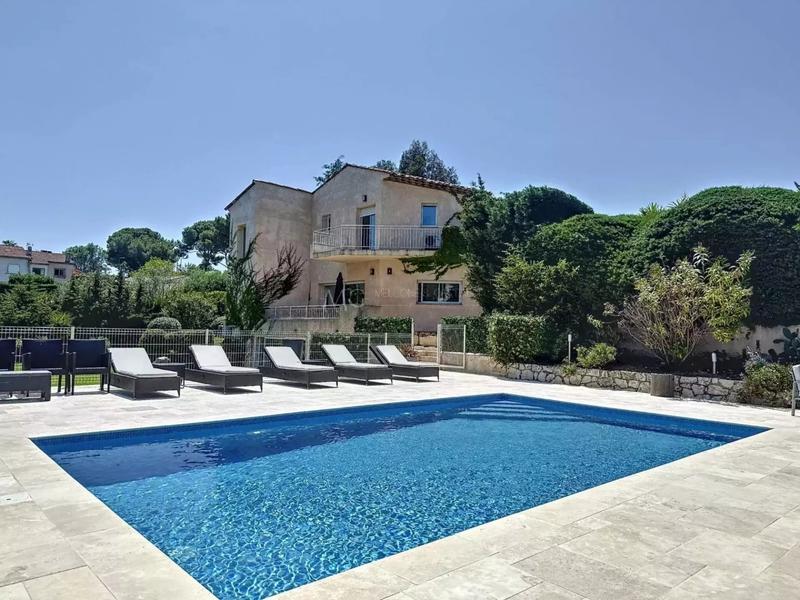 Maison - 400 m² - 10 pièces