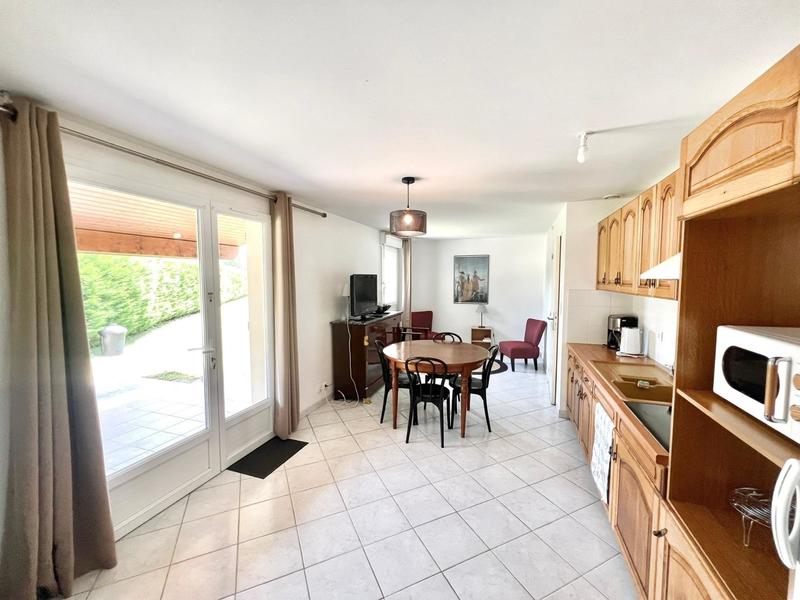 Local commercial - 1 200 m² - 20 pièces