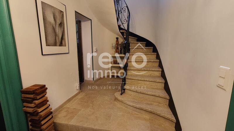 Maison - 380 m² - 9 pièces