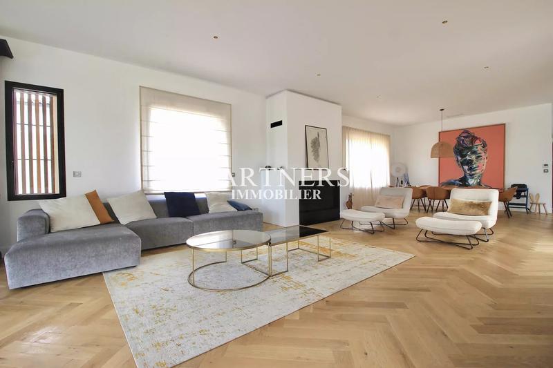 Maison - 285 m² - 8 pièces