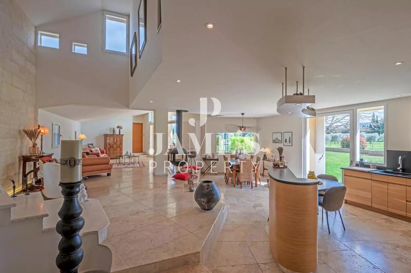 Maison - 275 m² - 6 pièces