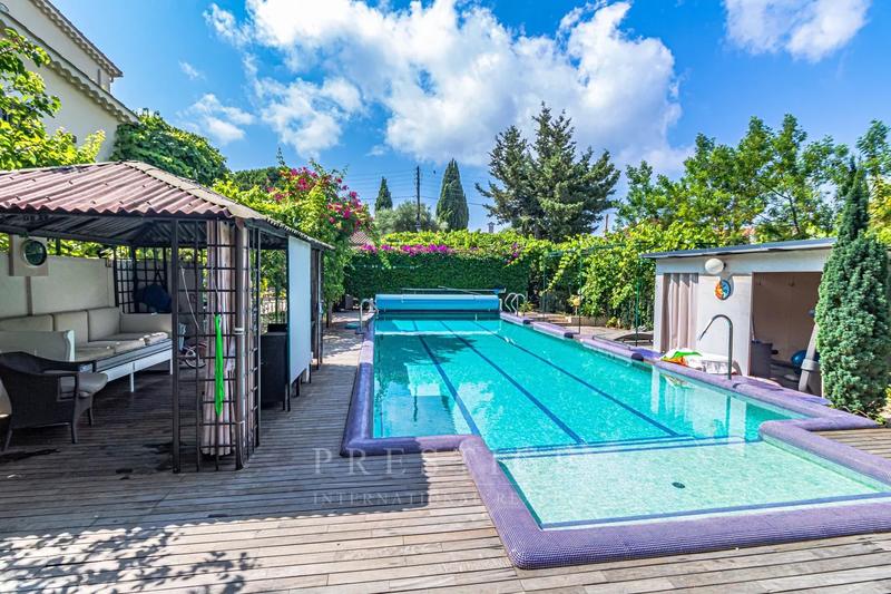 Maison - 246 m² - 6 pièces