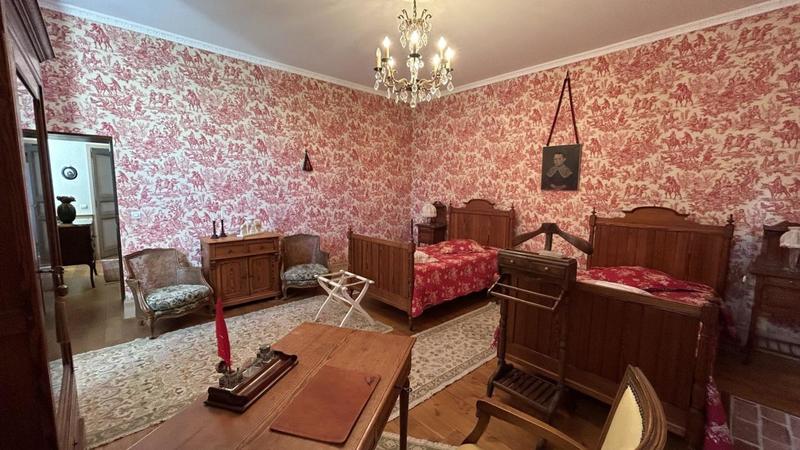 Maison - 553 m² - 8 pièces