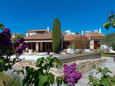 Maison - 250 m² - 6 pièces