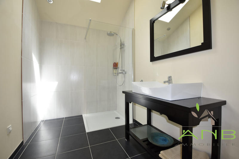 Maison - 305 m² - 8 pièces