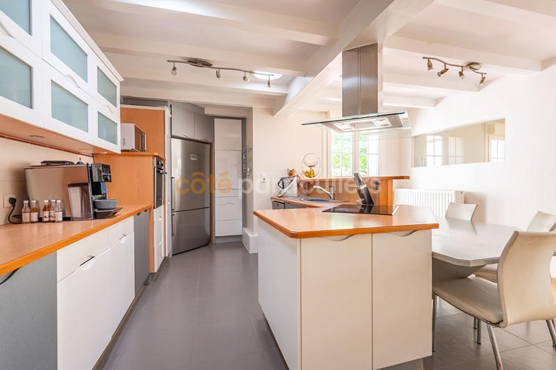 Maison - 225 m² - 8 pièces