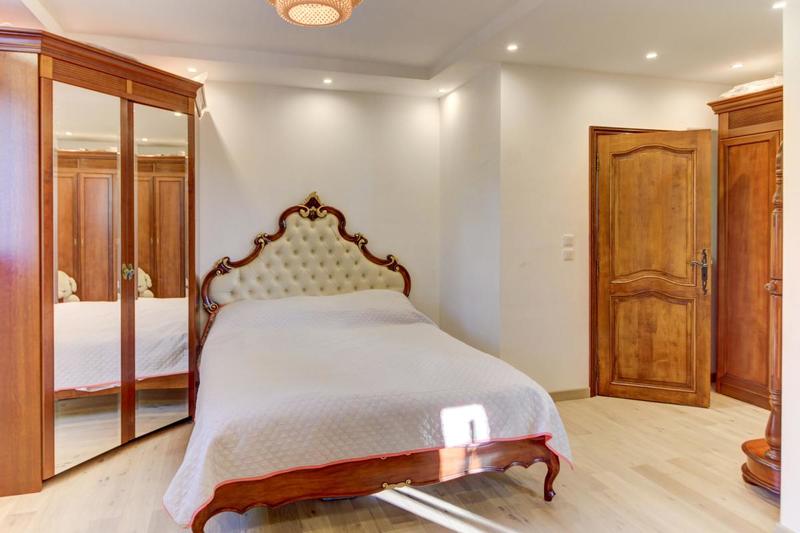 Propriété - 659 m² - 8 pièces