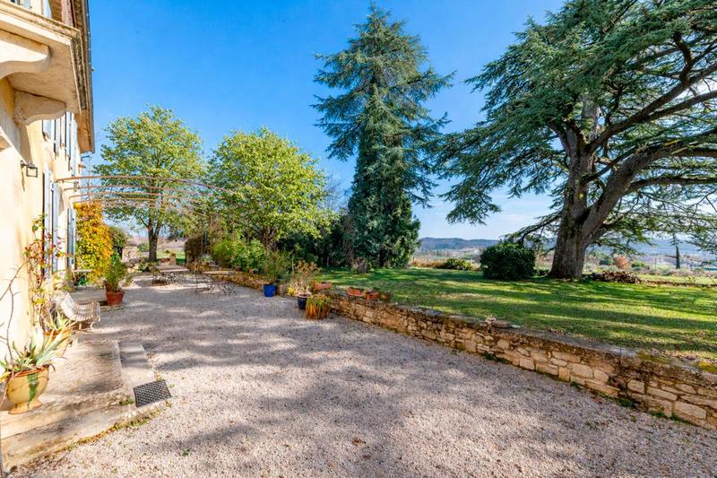 Propriété - 341 m² - 9 pièces