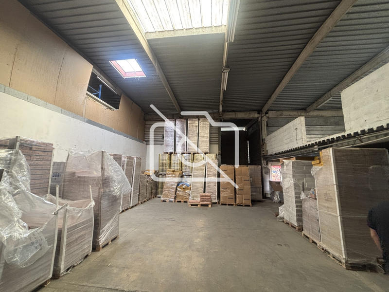 Entrepôt - 3 244 m²