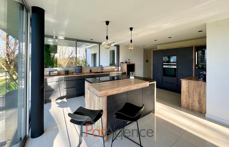 Maison - 290 m² - 9 pièces