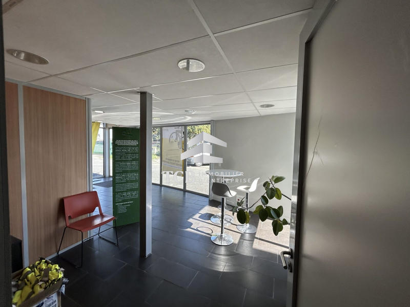 Local d'activités - 916 m²