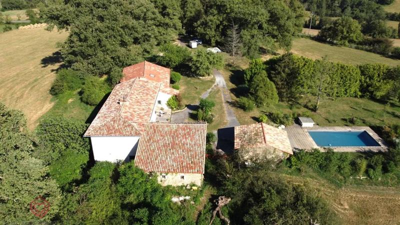 Propriété - 254 m² - 7 pièces