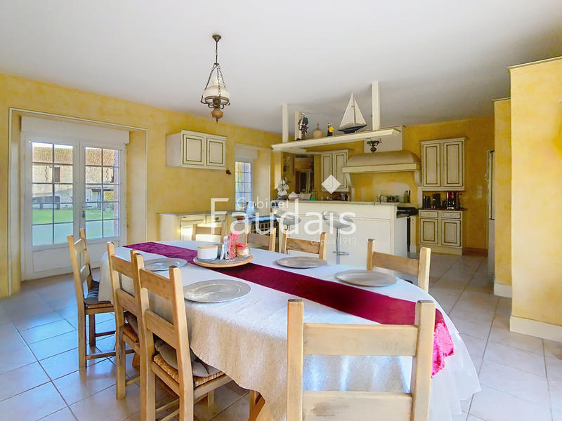 Maison - 382 m² - 13 pièces