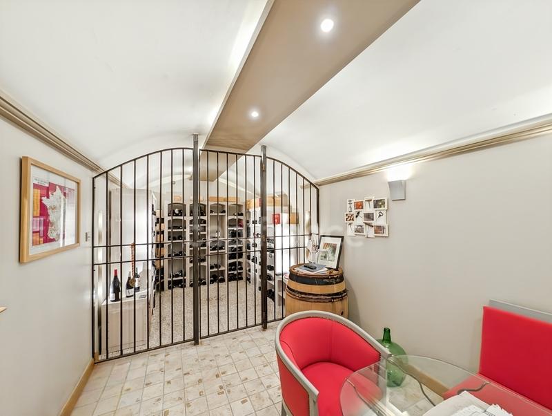 Maison - 246 m² - 9 pièces