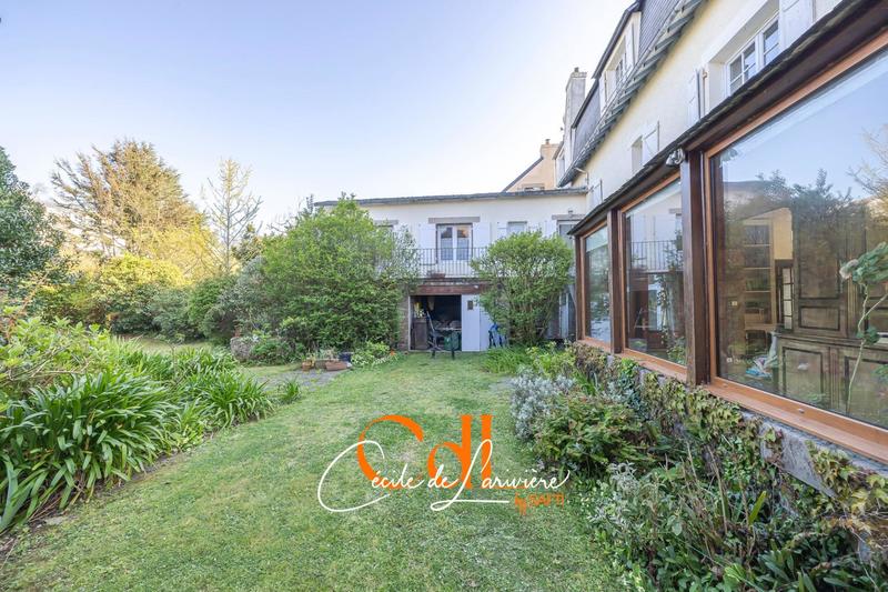 Maison - 240 m² - 8 pièces