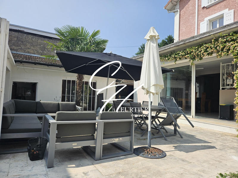 Maison - 224 m² - 9 pièces