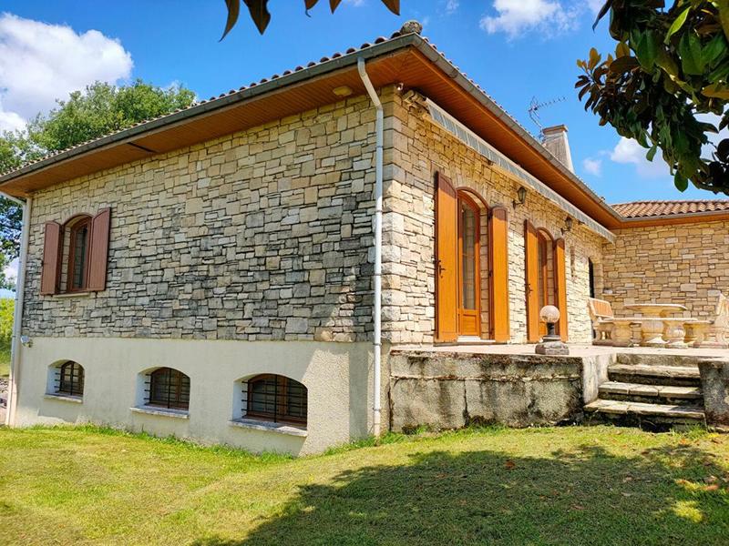 Maison - 360 m² - 8 pièces