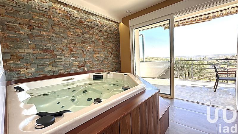 Maison - 220 m² - 6 pièces