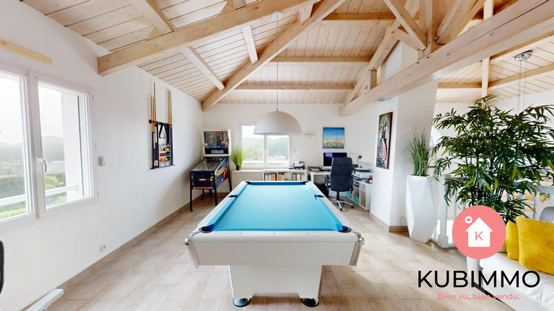 Maison - 214 m² - 8 pièces