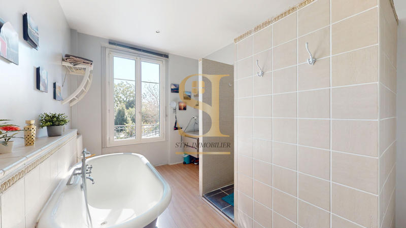 Maison - 143 m² - 8 pièces