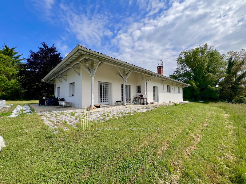 Propriété - 242 m² - 6 pièces