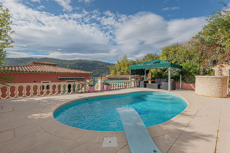 Maison - 205 m² - 9 pièces