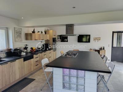 Maison - 242 m² - 10 pièces