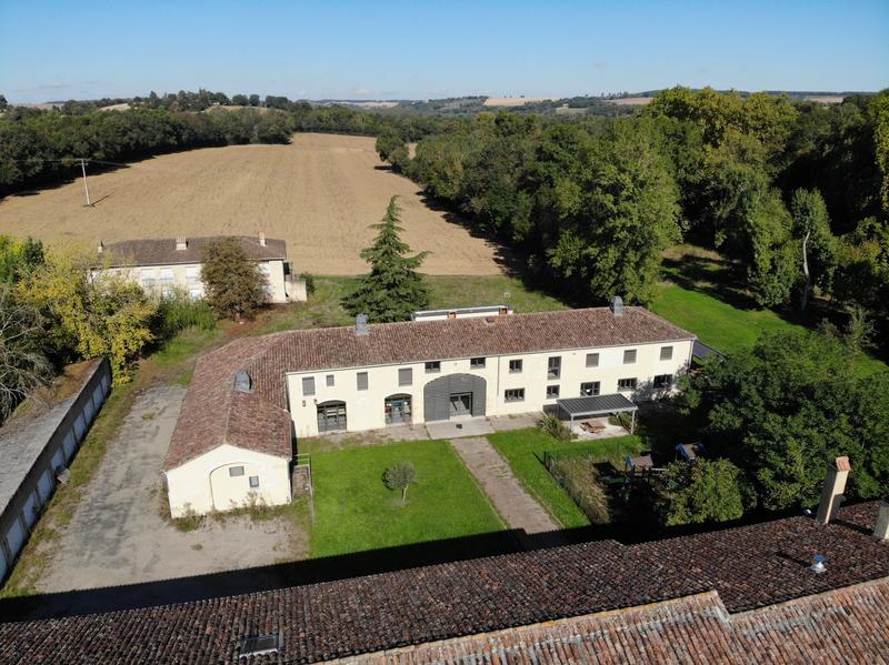 Château - 5 346 m² - 1 pièce