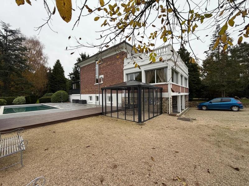 Maison - 230 m² - 8 pièces