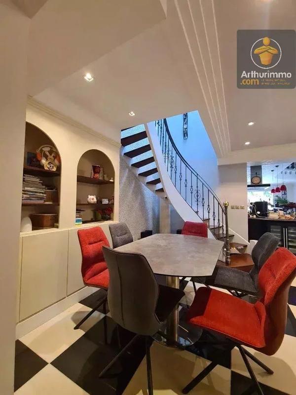 Maison - 230 m² - 7 pièces