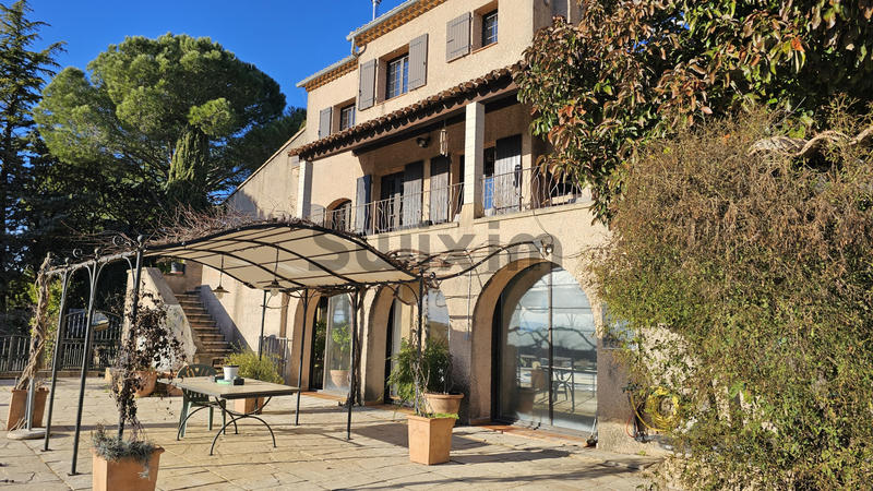 Propriété - 300 m² - 11 pièces