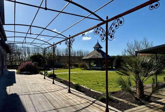 Maison - 260 m² - 9 pièces