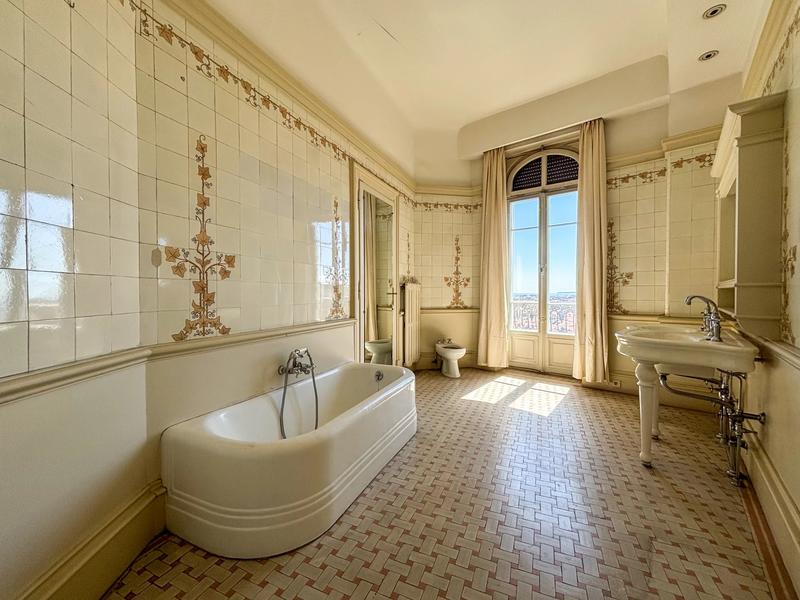 Appartement - 242 m² - 5 pièces