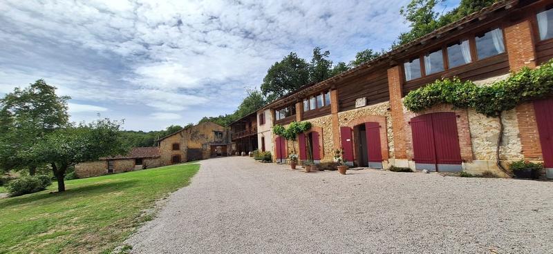 Maison - 1 500 m² - 40 pièces