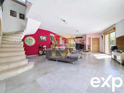 Maison - 245 m² - 11 pièces