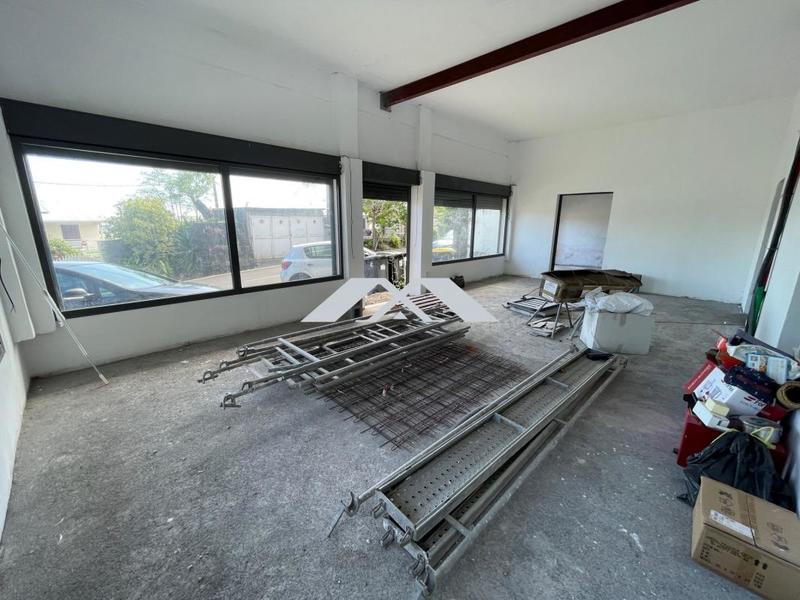 Local d'activité / Entrepôt - 118 m²