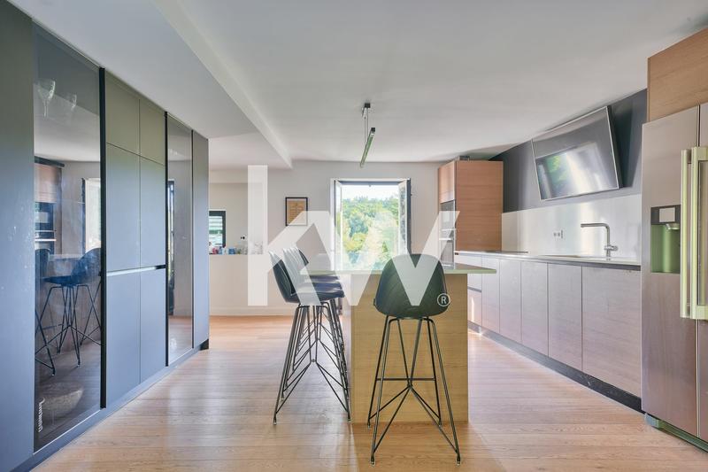 Maison - 351 m² - 8 pièces