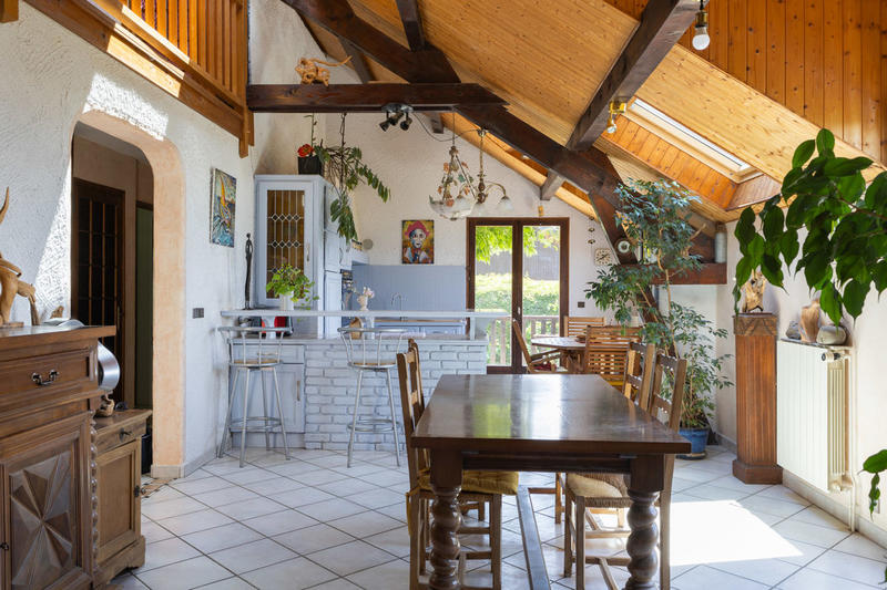 Maison - 220 m² - 8 pièces