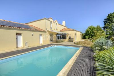 Maison - 236 m² - 8 pièces