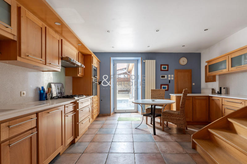 Maison - 270 m² - 10 pièces