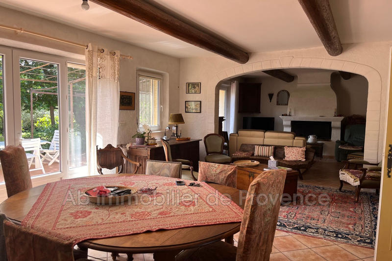 Propriété - 227 m² - 6 pièces