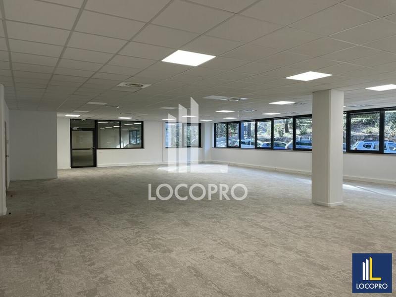 Bureau - 683 m²