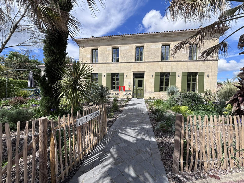 Maison - 300 m² - 11 pièces