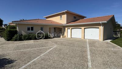 Villa - 181 m² - 8 pièces