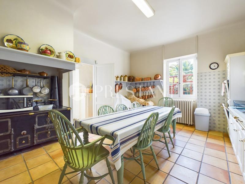 Maison - 800 m² - 20 pièces