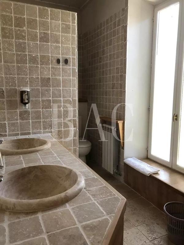 Propriété - 1 400 m² - 20 pièces