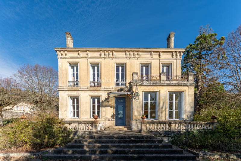 Propriété - 250 m² - 8 pièces