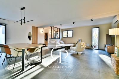 Villa - 219 m² - 6 pièces