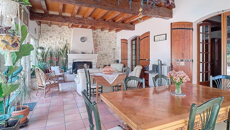 Maison - 275 m² - 9 pièces